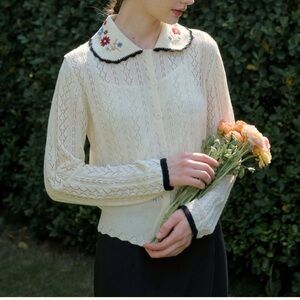 SIMPLE RETRO SHAY PETER PAN COLLAR EMBROIDERED CONTRAST CUTOUT CARDIGAN - L